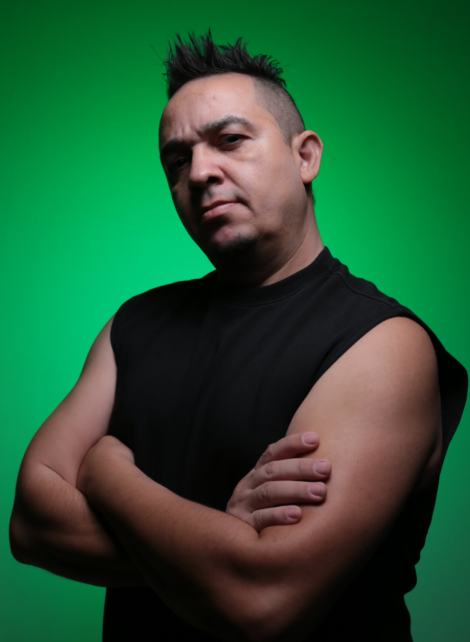 Sujeito Rock retrato em fundo verde
